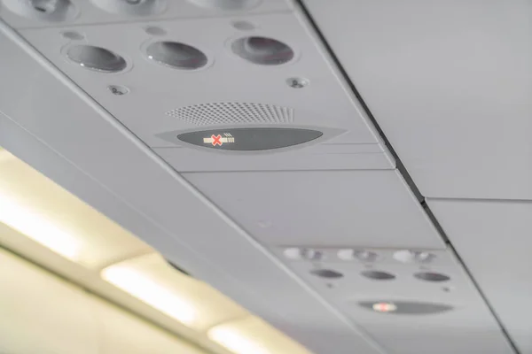 Panneau non fumeur et panneau de ceinture de sécurité dans l'avion  . — Photo