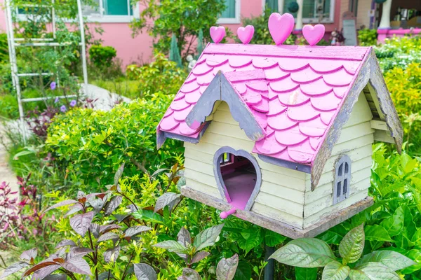 Houten vogelhuisje in park . — Stockfoto