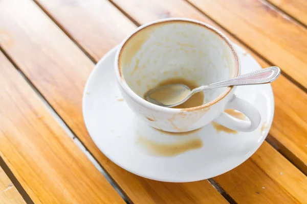 Tazza vuota di caffè sul tavolo di legno . — Foto Stock