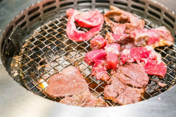 Estilo japonés Carne fresca cruda en parrilla de barbacoa caliente  . — Foto de Stock