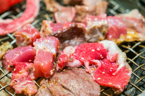 Японский стиль Сырая свежая говядина на горячем гриле барбекю  . — стоковое фото