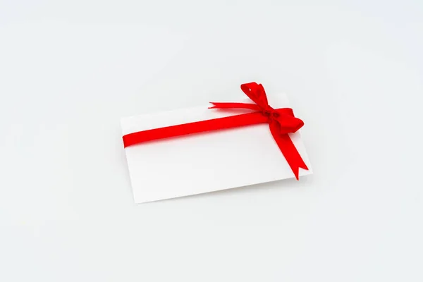 Karta s červené pásky luky . — Stock fotografie
