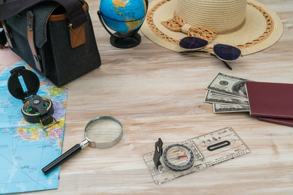 Preparación del viaje: brújula, dinero, pasaporte, hoja de ruta, sombrero, sol — Foto de Stock