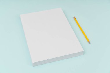 Boş afiş poster, broşür mockup, A4, bize-mektup, kalem ile  