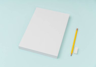 Boş afiş poster, broşür mockup, A4, bize-mektup, kalem ile  