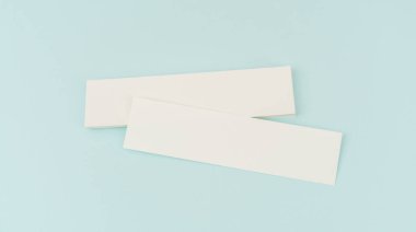 Mavi arka plan üzerinde boş hediye kartı .