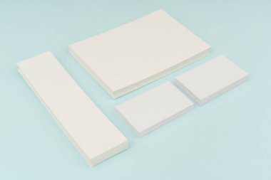 Mavi arka plan üzerinde boş hediye kartı .