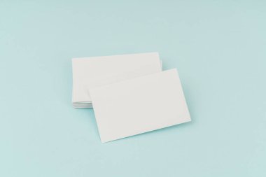 Mavi arka plan üzerinde boş kartvizit .