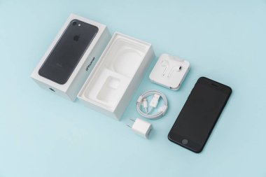Loei, Thailand - 07 Kasım 2016: yeni Apple iphone 7 n unboxing