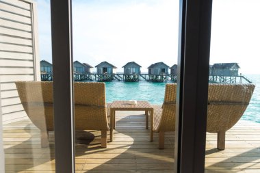 Güzel tropikal Maldivler resort otel plaj ve mavi wat ile