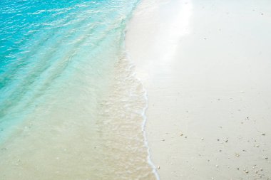 Güzel Maldivler plaj ve mavi su.