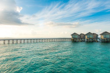 Güzel tropikal Maldivler resort otel plaj ve mavi wat ile