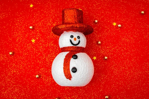 Rode Kerstmis achtergrond met sneeuwpop  . — Stockfoto