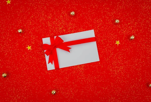 Червоний різдвяний фон з подарунковою карткою  . — стокове фото