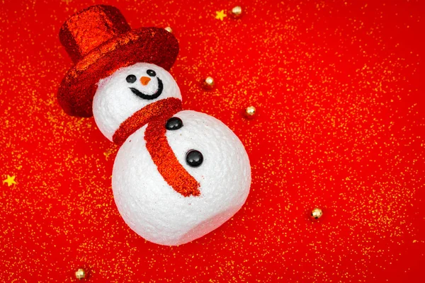 Fondo rojo de Navidad con muñeco de nieve   . — Foto de Stock