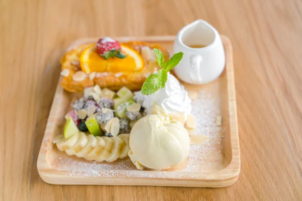 French Toast mit Puderzucker und einer Erdbeere auf Holztisch — Stockfoto