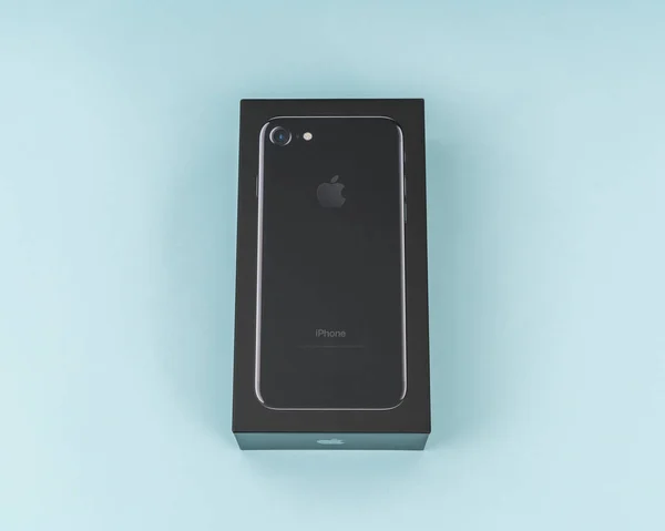 Loei, Thailand- 7 พฤศจิกายน ค.ศ. 2016: Apple iPhone 7 unboxing n ใหม่ — ภาพถ่ายสต็อก