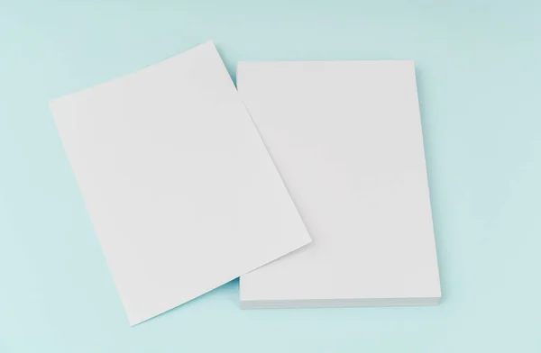 Volantino bianco poster, brochure mockup, A4, US-Letter, su dorso blu — Foto Stock