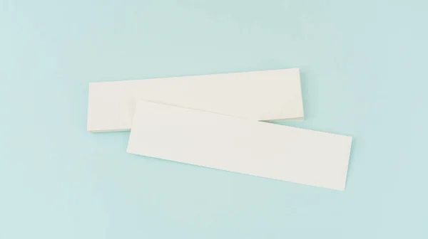 Carta regalo in bianco su sfondo blu  . — Foto Stock