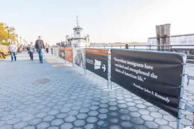 New York City - 18 Ekim 2016: Kalabalık bir turist için bekliyor