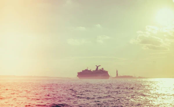 Streszczenie rozmycie łódź z Statua wolności, Nowy Jork, USA . — Zdjęcie stockowe