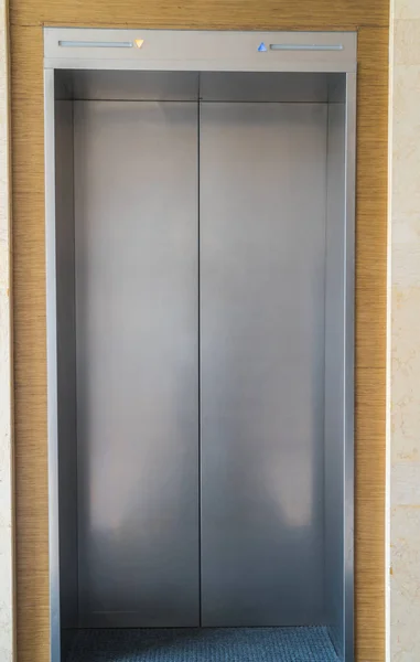 Lift met gesloten deur . — Stockfoto