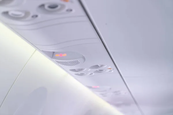 Rauchverbotsschild und Sicherheitsgurtzeichen im Flugzeug . — Stockfoto