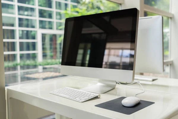 Computer op tafel in kantoor, werkruimte . — Stockfoto