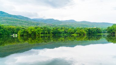 Göl, Ang Kaew Chiang Mai Universi yönü ile güzel yeşil park