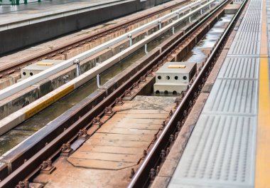 Elektrikli tren tren istasyonu .