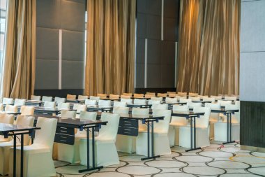 Toplantıdan önce boş konferans salonu .