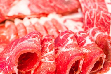 Pişmemiş çiğ et. .