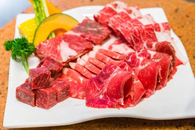 Pişmemiş çiğ et. .