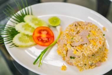 Sebzeli kızarmış pirinç .