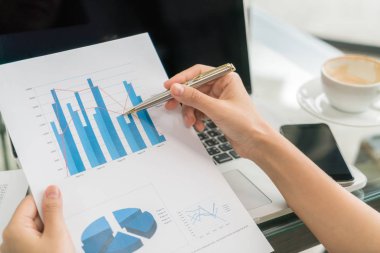 İş kadın el ile mali harita ve tabl üstünde laptop