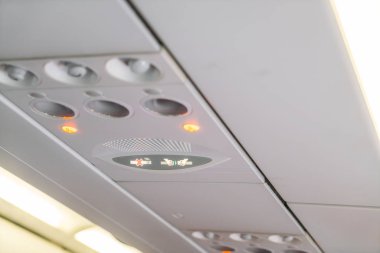 Hiç Sigara İçilmez işareti ve emniyet kemeri uçakta oturum açın .