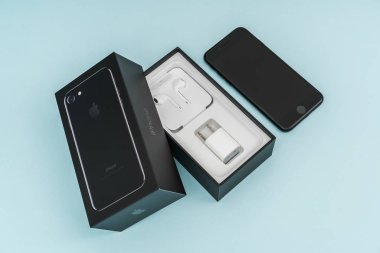 Loei, Thailand - 07 Kasım 2016: yeni Apple iphone 7 n unboxing