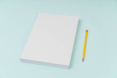 Boş afiş poster, broşür mockup, A4, bize-mektup, kalem ile  