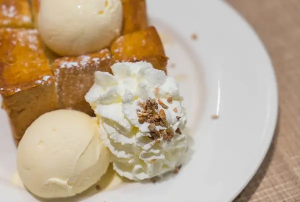 Honey toast with ice cream . — Stock Photo, Image