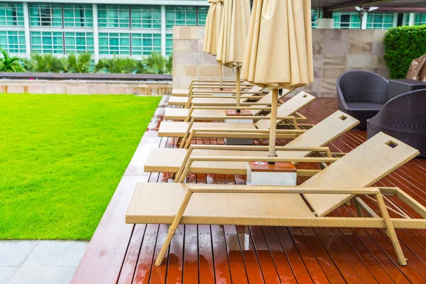 Piscina com bancos relaxantes  . — Fotografia de Stock