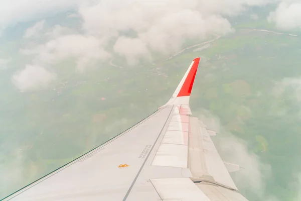 Asa de um avião voando acima das nuvens . — Fotografia de Stock