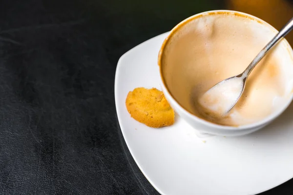 Leere Tasse Kaffee auf dem Tisch . — Stockfoto