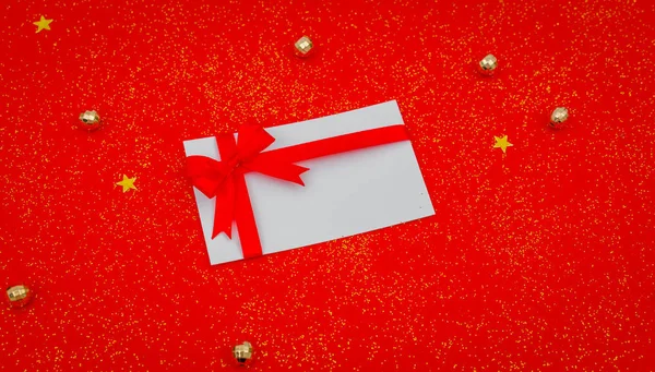 Fondo rojo de Navidad con tarjeta de regalo  . — Foto de Stock