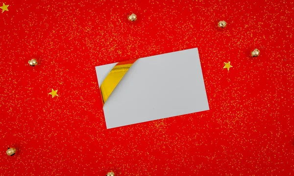 उपहार कार्ड के साथ लाल क्रिसमस पृष्ठभूमि  . — स्टॉक फ़ोटो, इमेज
