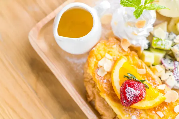 French toast med strösocker och en jordgubbe på trä bord — Stockfoto