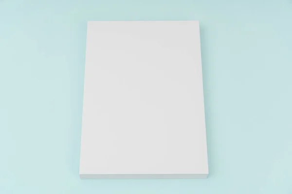 Volantino bianco poster, brochure mockup, A4, US-Letter, su dorso blu — Foto Stock