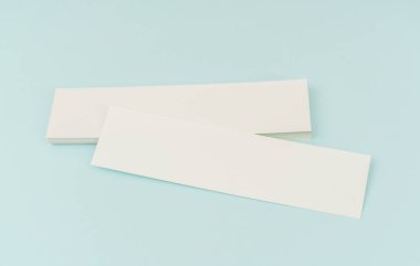 Mavi arka plan üzerinde boş hediye kartı .