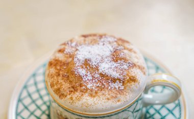 Ahşap masadaki Latte Kahve Sanatı