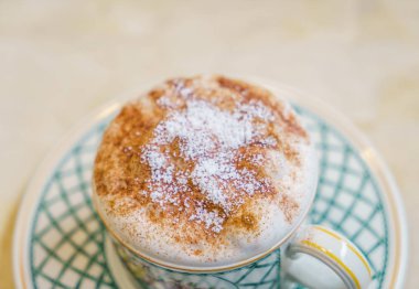 Ahşap masadaki Latte Kahve Sanatı