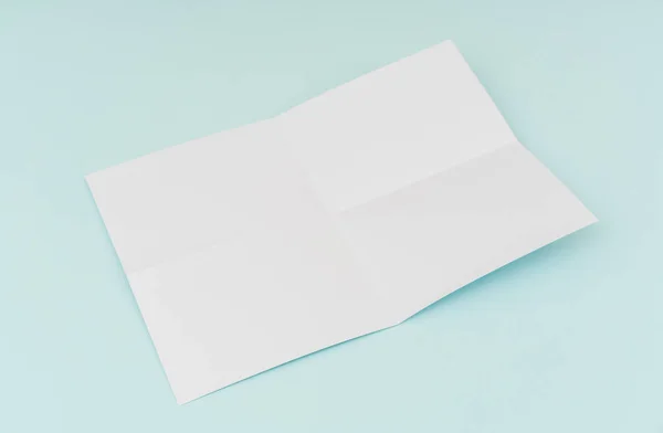 Κενό flyer πόστερ, φυλλάδιο κοροϊδεύω, A4, εμάς-επιστολή, σχετικά με μπλε backg — Φωτογραφία Αρχείου